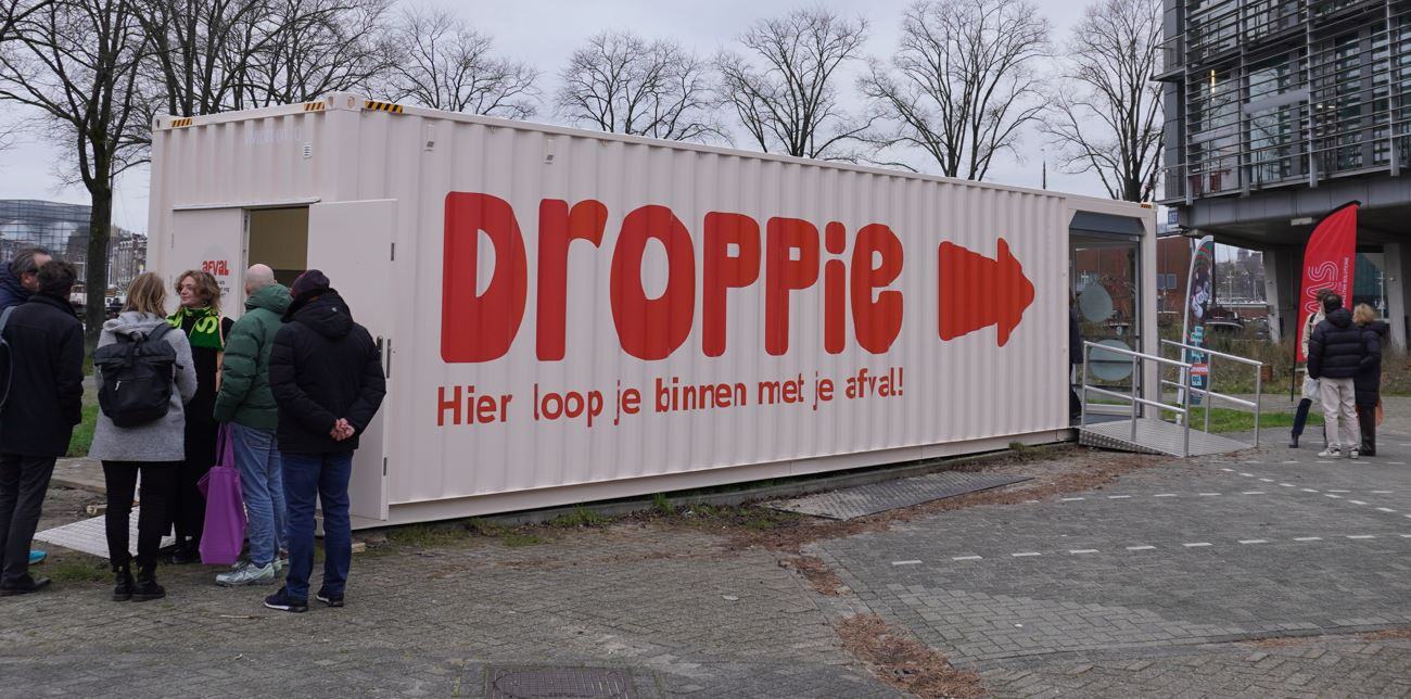 Droppie, Loop hier naar binnen met je afval