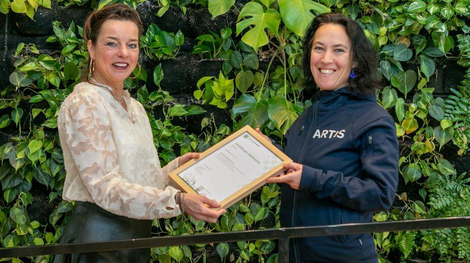 ARTIS ontvangt eerste Afval Goed Geregeld-certificaat van Hester Klein Lankhorst van Verpact